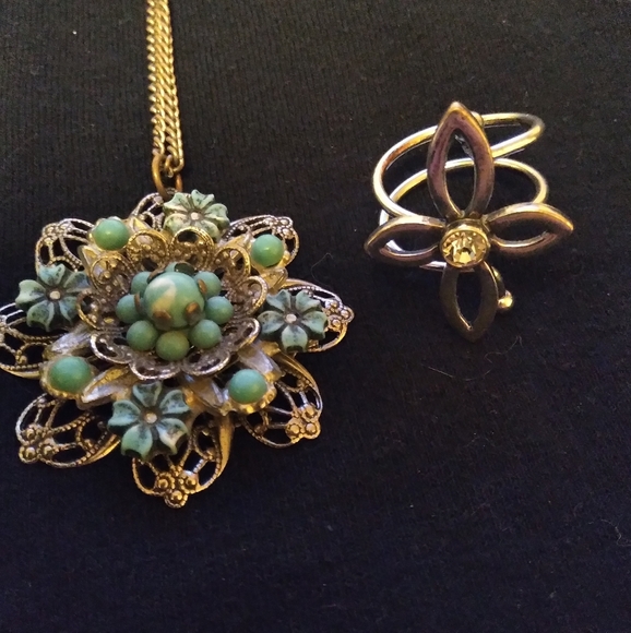Jewelry - Vintage silver tone floral jewelry